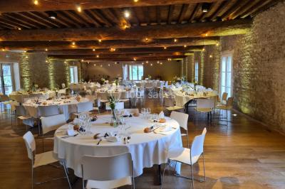 Miniature Location salle Saint-Didier-sur-Beaujeu (Rhône) - Domaine de la Croix Rochefort #90 Intérieur d'un entrepôt vide avec des places de stationnement réservées aux personnes handicapées au premier plan.