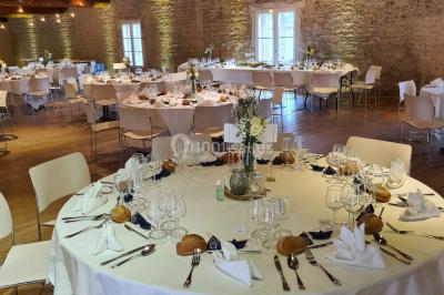 Miniature Location salle Saint-Didier-sur-Beaujeu (Rhône) - Domaine de la Croix Rochefort #91 Intérieur d'un entrepôt vide avec des places de stationnement réservées aux personnes handicapées au premier plan.
