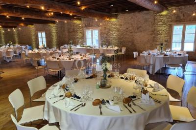 Miniature Location salle Saint-Didier-sur-Beaujeu (Rhône) - Domaine de la Croix Rochefort #92 Intérieur d'un entrepôt vide avec des places de stationnement réservées aux personnes handicapées au premier plan.