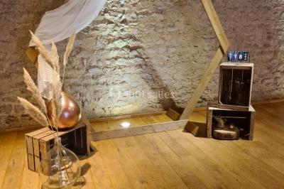 Miniature Location salle Saint-Didier-sur-Beaujeu (Rhône) - Domaine de la Croix Rochefort #95 Intérieur d'un entrepôt vide avec des places de stationnement réservées aux personnes handicapées au premier plan.