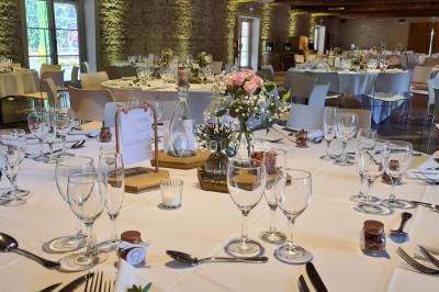 Miniature Location salle Saint-Didier-sur-Beaujeu (Rhône) - Domaine de la Croix Rochefort #96 Intérieur d'un entrepôt vide avec des places de stationnement réservées aux personnes handicapées au premier plan.