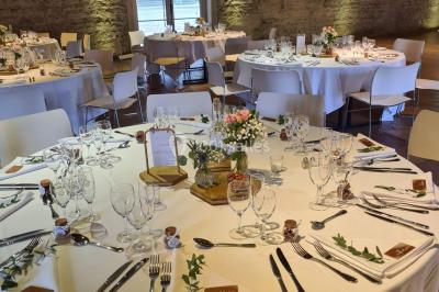 Miniature Location salle Saint-Didier-sur-Beaujeu (Rhône) - Domaine de la Croix Rochefort #98 Intérieur d'un entrepôt vide avec des places de stationnement réservées aux personnes handicapées au premier plan.