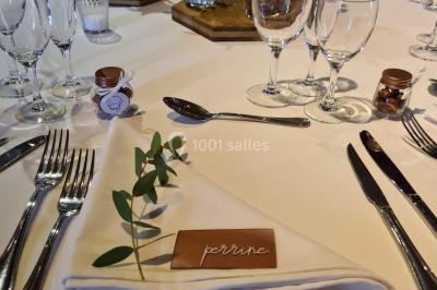 Miniature Location salle Saint-Didier-sur-Beaujeu (Rhône) - Domaine de la Croix Rochefort #99 Intérieur d'un entrepôt vide avec des places de stationnement réservées aux personnes handicapées au premier plan.