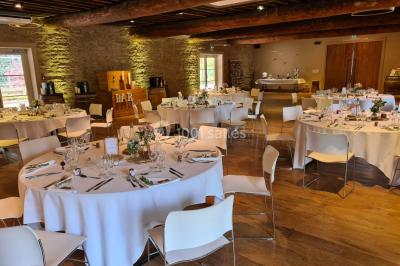 Miniature Location salle Saint-Didier-sur-Beaujeu (Rhône) - Domaine de la Croix Rochefort #101 Intérieur d'un entrepôt vide avec des places de stationnement réservées aux personnes handicapées au premier plan.