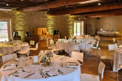 Miniature Location salle Saint-Didier-sur-Beaujeu (Rhône) - Domaine de la Croix Rochefort #102 Intérieur d'un entrepôt vide avec des places de stationnement réservées aux personnes handicapées au premier plan.