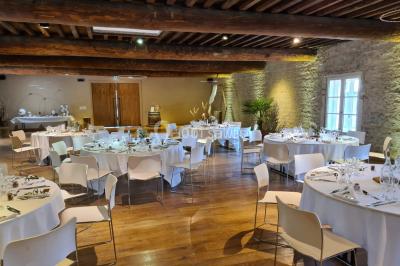 Miniature Location salle Saint-Didier-sur-Beaujeu (Rhône) - Domaine de la Croix Rochefort #5 Intérieur d'un entrepôt vide avec des places de stationnement réservées aux personnes handicapées au premier plan.