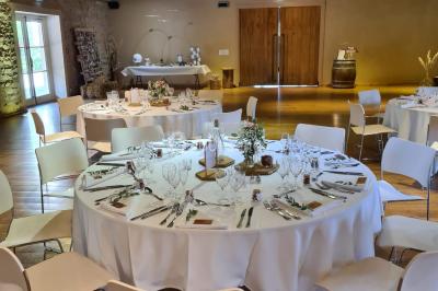 Miniature Location salle Saint-Didier-sur-Beaujeu (Rhône) - Domaine de la Croix Rochefort #103 Intérieur d'un entrepôt vide avec des places de stationnement réservées aux personnes handicapées au premier plan.