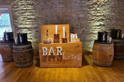 Miniature Location salle Saint-Didier-sur-Beaujeu (Rhône) - Domaine de la Croix Rochefort #105 Intérieur d'un entrepôt vide avec des places de stationnement réservées aux personnes handicapées au premier plan.