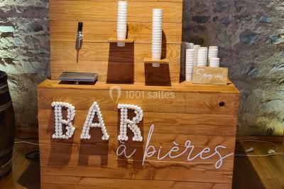 Miniature Location salle Saint-Didier-sur-Beaujeu (Rhône) - Domaine de la Croix Rochefort #107 Intérieur d'un entrepôt vide avec des places de stationnement réservées aux personnes handicapées au premier plan.