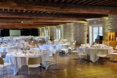 Miniature Location salle Saint-Didier-sur-Beaujeu (Rhône) - Domaine de la Croix Rochefort #109 Intérieur d'un entrepôt vide avec des places de stationnement réservées aux personnes handicapées au premier plan.