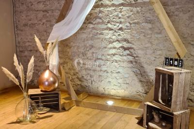 Miniature Location salle Saint-Didier-sur-Beaujeu (Rhône) - Domaine de la Croix Rochefort #110 Intérieur d'un entrepôt vide avec des places de stationnement réservées aux personnes handicapées au premier plan.