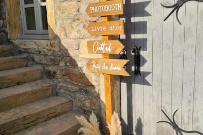 Miniature Location salle Saint-Didier-sur-Beaujeu (Rhône) - Domaine de la Croix Rochefort #111 Intérieur d'un entrepôt vide avec des places de stationnement réservées aux personnes handicapées au premier plan.