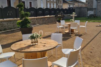 Miniature Location salle Saint-Didier-sur-Beaujeu (Rhône) - Domaine de la Croix Rochefort #114 Intérieur d'un entrepôt vide avec des places de stationnement réservées aux personnes handicapées au premier plan.