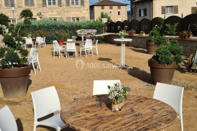 Miniature Location salle Saint-Didier-sur-Beaujeu (Rhône) - Domaine de la Croix Rochefort #115 Intérieur d'un entrepôt vide avec des places de stationnement réservées aux personnes handicapées au premier plan.