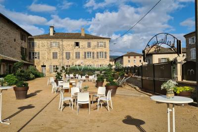 Miniature Location salle Saint-Didier-sur-Beaujeu (Rhône) - Domaine de la Croix Rochefort #63 Intérieur d'un entrepôt vide avec des places de stationnement réservées aux personnes handicapées au premier plan.