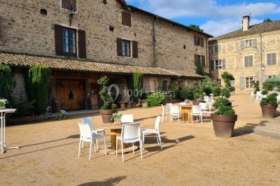 Miniature Location salle Saint-Didier-sur-Beaujeu (Rhône) - Domaine de la Croix Rochefort #2 Intérieur d'un entrepôt vide avec des places de stationnement réservées aux personnes handicapées au premier plan.