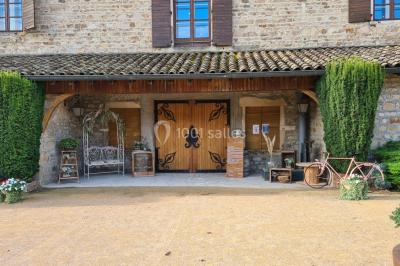 Miniature Location salle Saint-Didier-sur-Beaujeu (Rhône) - Domaine de la Croix Rochefort #116 Intérieur d'un entrepôt vide avec des places de stationnement réservées aux personnes handicapées au premier plan.