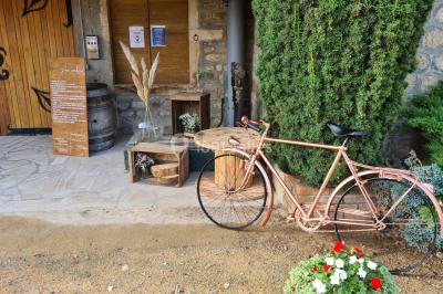 Miniature Location salle Saint-Didier-sur-Beaujeu (Rhône) - Domaine de la Croix Rochefort #117 Intérieur d'un entrepôt vide avec des places de stationnement réservées aux personnes handicapées au premier plan.