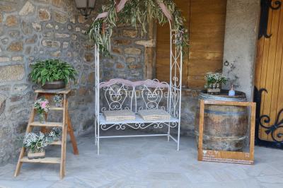 Miniature Location salle Saint-Didier-sur-Beaujeu (Rhône) - Domaine de la Croix Rochefort #118 Intérieur d'un entrepôt vide avec des places de stationnement réservées aux personnes handicapées au premier plan.