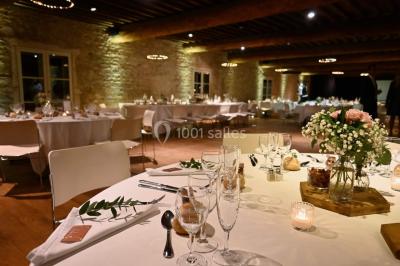 Miniature Location salle Saint-Didier-sur-Beaujeu (Rhône) - Domaine de la Croix Rochefort #119 Intérieur d'un entrepôt vide avec des places de stationnement réservées aux personnes handicapées au premier plan.