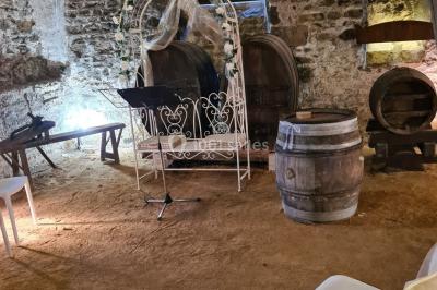 Miniature Location salle Saint-Didier-sur-Beaujeu (Rhône) - Domaine de la Croix Rochefort #123 Intérieur d'un entrepôt vide avec des places de stationnement réservées aux personnes handicapées au premier plan.