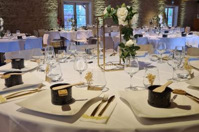 Miniature Location salle Saint-Didier-sur-Beaujeu (Rhône) - Domaine de la Croix Rochefort #125 Intérieur d'un entrepôt vide avec des places de stationnement réservées aux personnes handicapées au premier plan.