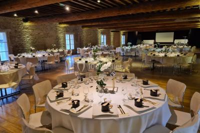 Miniature Location salle Saint-Didier-sur-Beaujeu (Rhône) - Domaine de la Croix Rochefort #7 Intérieur d'un entrepôt vide avec des places de stationnement réservées aux personnes handicapées au premier plan.