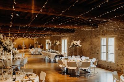 Miniature Location salle Saint-Didier-sur-Beaujeu (Rhône) - Domaine de la Croix Rochefort #106 Intérieur d'un entrepôt vide avec des places de stationnement réservées aux personnes handicapées au premier plan.