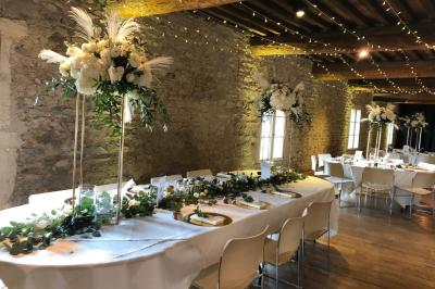 Miniature Location salle Saint-Didier-sur-Beaujeu (Rhône) - Domaine de la Croix Rochefort #126 Intérieur d'un entrepôt vide avec des places de stationnement réservées aux personnes handicapées au premier plan.