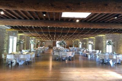 Miniature Location salle Saint-Didier-sur-Beaujeu (Rhône) - Domaine de la Croix Rochefort #127 Intérieur d'un entrepôt vide avec des places de stationnement réservées aux personnes handicapées au premier plan.