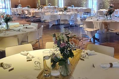 Miniature Location salle Saint-Didier-sur-Beaujeu (Rhône) - Domaine de la Croix Rochefort #130 Intérieur d'un entrepôt vide avec des places de stationnement réservées aux personnes handicapées au premier plan.