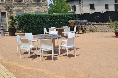 Miniature Location salle Saint-Didier-sur-Beaujeu (Rhône) - Domaine de la Croix Rochefort #131 Intérieur d'un entrepôt vide avec des places de stationnement réservées aux personnes handicapées au premier plan.