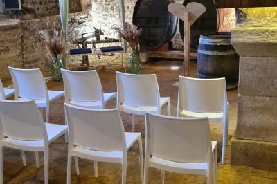 Miniature Location salle Saint-Didier-sur-Beaujeu (Rhône) - Domaine de la Croix Rochefort #133 Intérieur d'un entrepôt vide avec des places de stationnement réservées aux personnes handicapées au premier plan.