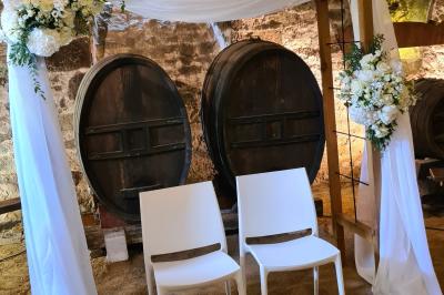 Miniature Location salle Saint-Didier-sur-Beaujeu (Rhône) - Domaine de la Croix Rochefort #137 Intérieur d'un entrepôt vide avec des places de stationnement réservées aux personnes handicapées au premier plan.