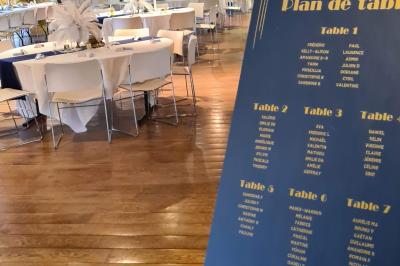 Miniature Location salle Saint-Didier-sur-Beaujeu (Rhône) - Domaine de la Croix Rochefort #139 Intérieur d'un entrepôt vide avec des places de stationnement réservées aux personnes handicapées au premier plan.