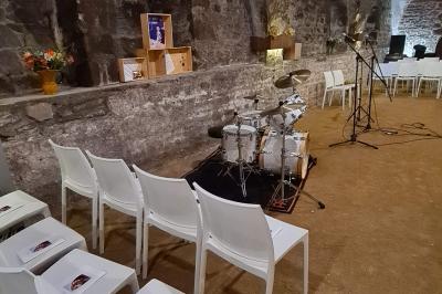 Miniature Location salle Saint-Didier-sur-Beaujeu (Rhône) - Domaine de la Croix Rochefort #140 Intérieur d'un entrepôt vide avec des places de stationnement réservées aux personnes handicapées au premier plan.