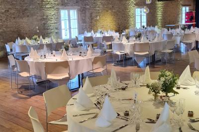 Miniature Location salle Saint-Didier-sur-Beaujeu (Rhône) - Domaine de la Croix Rochefort #143 Intérieur d'un entrepôt vide avec des places de stationnement réservées aux personnes handicapées au premier plan.