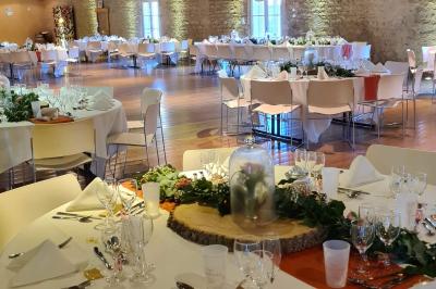 Miniature Location salle Saint-Didier-sur-Beaujeu (Rhône) - Domaine de la Croix Rochefort #144 Intérieur d'un entrepôt vide avec des places de stationnement réservées aux personnes handicapées au premier plan.