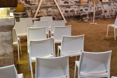 Miniature Location salle Saint-Didier-sur-Beaujeu (Rhône) - Domaine de la Croix Rochefort #145 Intérieur d'un entrepôt vide avec des places de stationnement réservées aux personnes handicapées au premier plan.