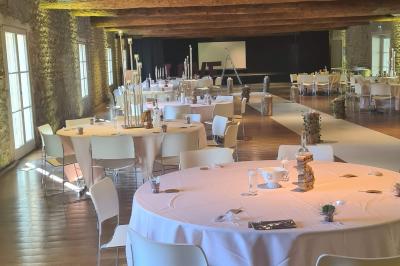 Miniature Location salle Saint-Didier-sur-Beaujeu (Rhône) - Domaine de la Croix Rochefort #147 Intérieur d'un entrepôt vide avec des places de stationnement réservées aux personnes handicapées au premier plan.