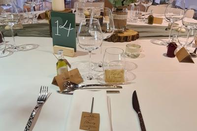 Miniature Location salle Saint-Didier-sur-Beaujeu (Rhône) - Domaine de la Croix Rochefort #148 Intérieur d'un entrepôt vide avec des places de stationnement réservées aux personnes handicapées au premier plan.