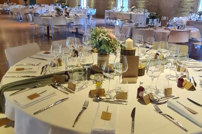 Miniature Location salle Saint-Didier-sur-Beaujeu (Rhône) - Domaine de la Croix Rochefort #150 Intérieur d'un entrepôt vide avec des places de stationnement réservées aux personnes handicapées au premier plan.