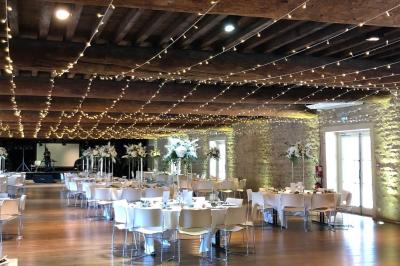 Miniature Location salle Saint-Didier-sur-Beaujeu (Rhône) - Domaine de la Croix Rochefort #153 Intérieur d'un entrepôt vide avec des places de stationnement réservées aux personnes handicapées au premier plan.