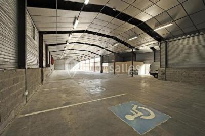 Miniature Location salle Saint-Didier-sur-Beaujeu (Rhône) - Domaine de la Croix Rochefort #155 Intérieur d'un entrepôt vide avec des places de stationnement réservées aux personnes handicapées au premier plan.