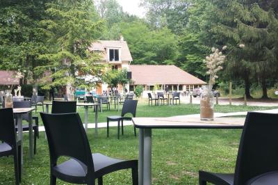 Miniature Location salle Villeneuve-le-Comte (Seine-et-Marne) - Le Domaine de La Pointe #7 Salle de réception décorée avec des guirlandes lumineuses, des tables rondes dressées et un plafond en bois apparent.