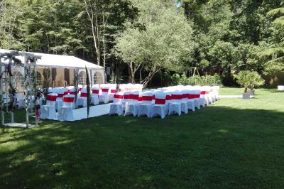 Miniature Location salle Villeneuve-le-Comte (Seine-et-Marne) - Le Domaine de La Pointe #8 Salle de réception décorée avec des guirlandes lumineuses, des tables rondes dressées et un plafond en bois apparent.