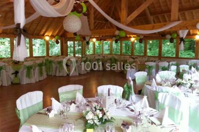 Miniature Location salle Villeneuve-le-Comte (Seine-et-Marne) - Le Domaine de La Pointe #10 Salle de réception décorée avec des guirlandes lumineuses, des tables rondes dressées et un plafond en bois apparent.