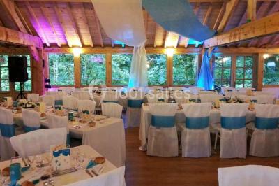 Miniature Location salle Villeneuve-le-Comte (Seine-et-Marne) - Le Domaine de La Pointe #11 Salle de réception décorée avec des guirlandes lumineuses, des tables rondes dressées et un plafond en bois apparent.