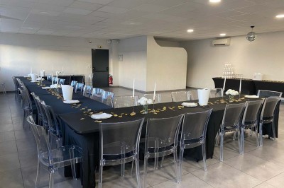 Escalier extérieur éclairé par des bougies LED alignées sur les marches, dans un environnement urbain sombre.