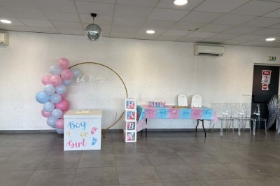 Escalier extérieur éclairé par des bougies LED alignées sur les marches, dans un environnement urbain sombre.